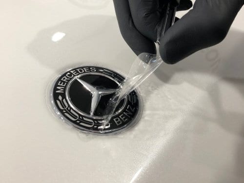 Instalace ochránné fólie na emblem vozů Mercedes-Benz