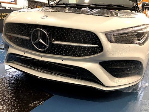 Připrava instalace ochranné fólie na přední masku vozů Mercedes