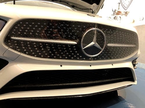 Přední maská přípravá aplikace ochranné fólie na bílý Mercedes-Benz