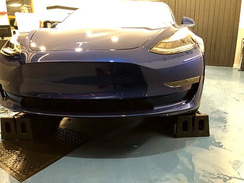 Přední máska v ochranné folií na modrém automobilů Tesla