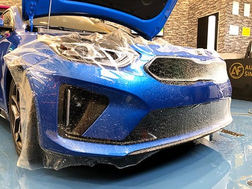 Aplikace ochranné fólie na přední masku modrého vozů Kia