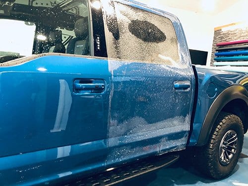 Aplikace ochranné fólie na levou boční stránu dvěří na modrý Ford Raptor