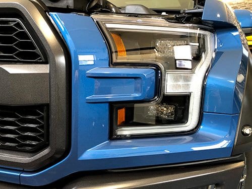 Po aplikaci ochranné fólie na přední pravý světlomět u vozů Ford Raptor