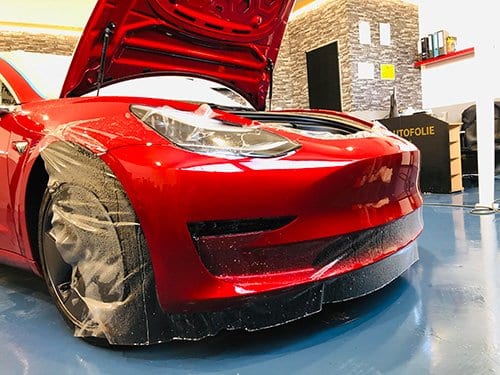 Přední maska vozů Tesla v ochránné folií protí kamínkum a poškrábání