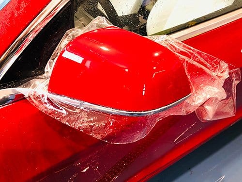 Ochranná fólie Infrasol Maximus se na červené zpětné zrcátko auta skvěle hodí a navíc zabrání všem možným oděrkům