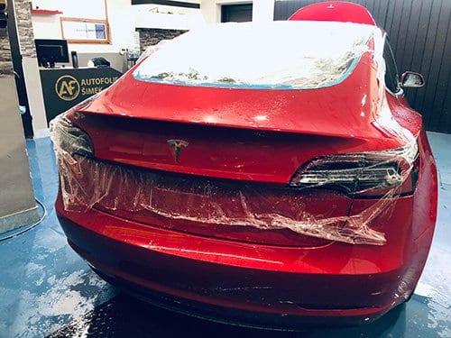 instalace ochránné folie na zadní kufr na vůz Tesla