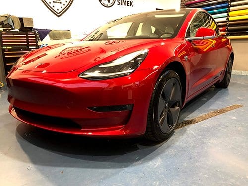 Ochranná folie na celý červený vůz Tesla