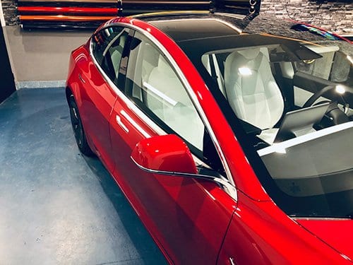 Po instalaci ochranné fólie na střechu a boční stranů vozů Tesla