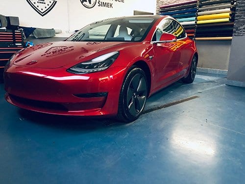 Ochranná fólie na celý červený automobil Tesla