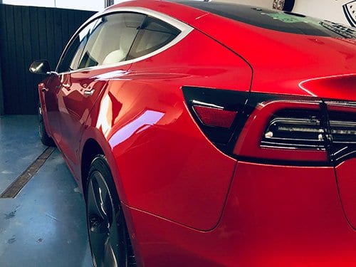 Ochranná folie na zadních světlech vozu Tesla