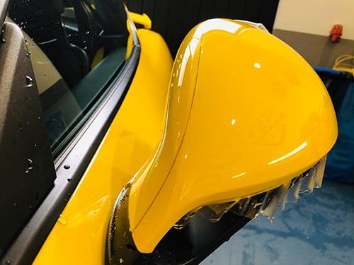 Ochranná fólie na levé zpětné zrcádko žlutého automobilů