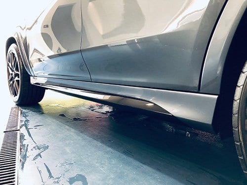 Ochranná fólie na levý práh vozů Mercedes od kamínku a nečistot