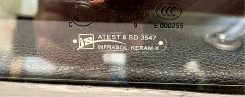 Jediný homologační štítek, který bude uznán u STK po instalaci fólie na přední skla má jasné označení – INFRASOL KERAM-X