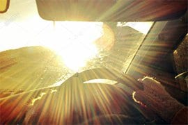 Infrasol zatemňovací pás na čelní okno vozu sníží riziko nehod a ztráty života chodců při oslnění řidičů ostrým sluncem