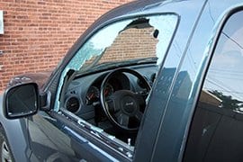 Na rozdíl od obyčejného autoskla, Infrasol autofólie I-MAX snižuje riziko snadného vniknutí do vozu rozbitým sklem auta
