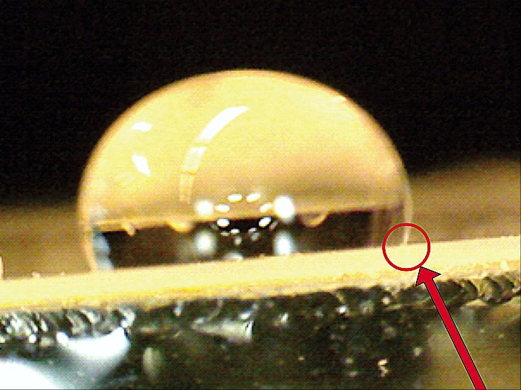Speciální hydrofobický povrch fólie Infrasol Maximus je jako vosk, po kterém voda lehce sklouzne na zem