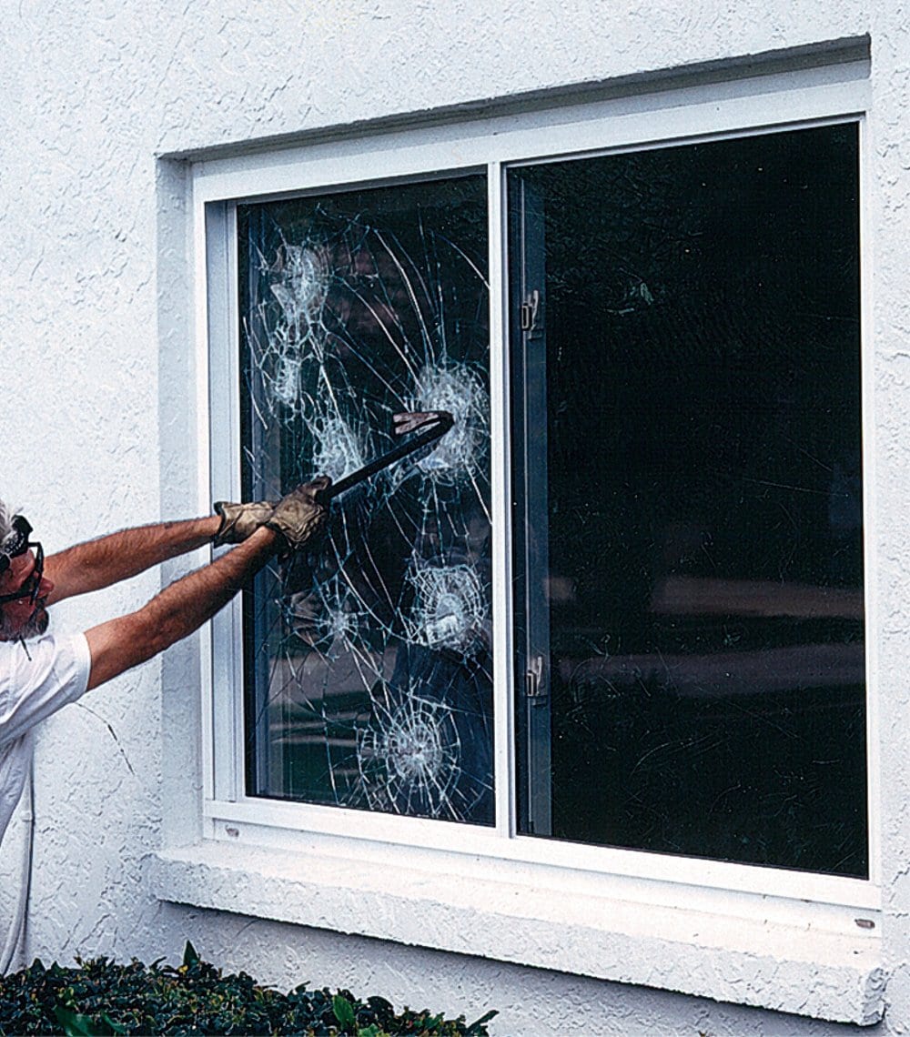 Muž, který se snaží vniknout do domu skrze rozbité sklo určitě nepočítal s obtížemi v podobě bezpečnostní fólie Infrasol