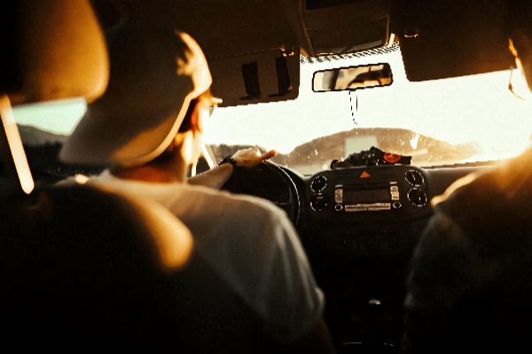 Infrasol fólie na okno řidiče i zatemňovací pás na čelní sklo sníží oslnění od slunce, a únavu při řízení