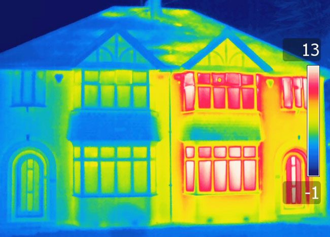 Na Infra-kameře je vidět jasný rozdíl v úniku sálavého tepla skrze okna s fólií Infrasol a bez, během zimních měsíců.