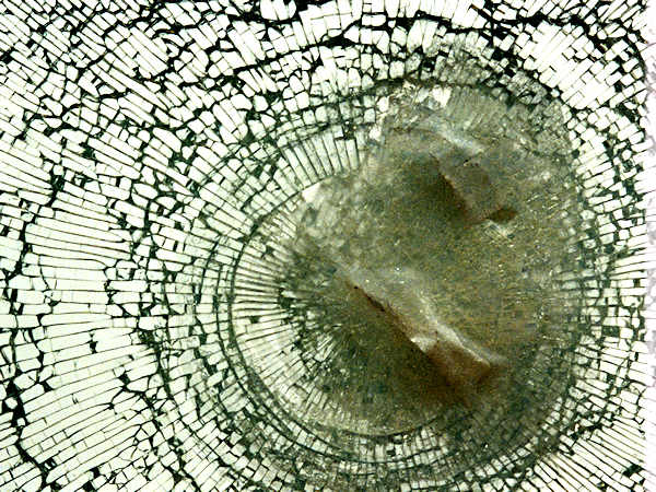 Při rozbití skla se ostré střepy udrží pohromadě v lepu bezpečnostní fólie Infrasol a tím zabrání možným zraněním