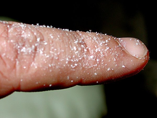 Přejedete-li povrch fólie prstem kdy se objeví množství bílého prachu, jde o fólii s nekvalitní vrstvou proti poškrábání