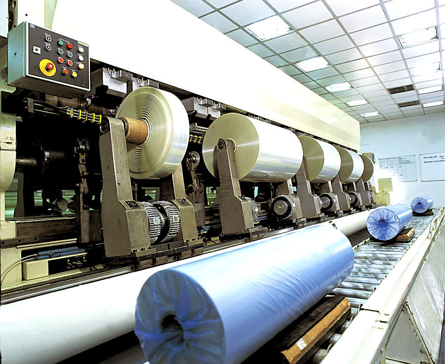Automatizovaná linka koordinuje pohyb rozpracovaných polyesterových rolí do různých středisek k dalšímu procesu výroby 