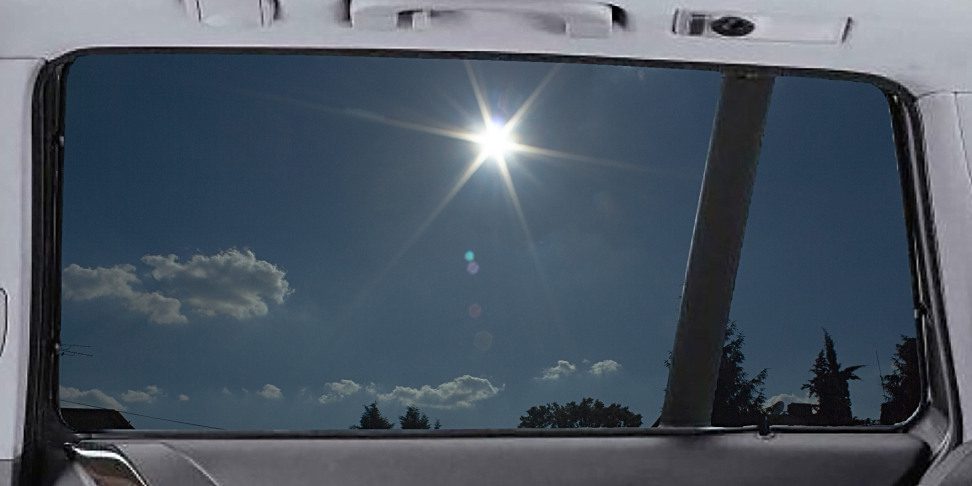 Zatmavení autofólie na 5 % průchodu světla je nejtmavší fólie v nabídce a bezpečně ochrání před ostrým sluncem