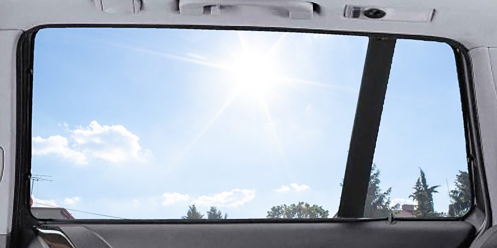 Oslnění řidiče ostrým sluncem skrze čiré sklo je nejenom nepříjemné ale i nebezpečné pro okolní chodce a ostatní provoz