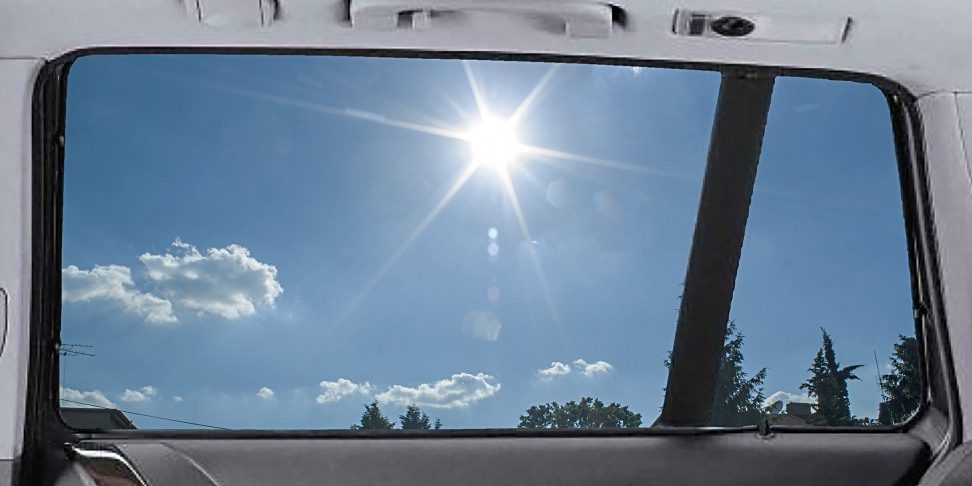 Zatmavení autofólie na 35 % průchodu světla je středně tmavá fólie v nabídce které také sníží ostrý svit slunce
