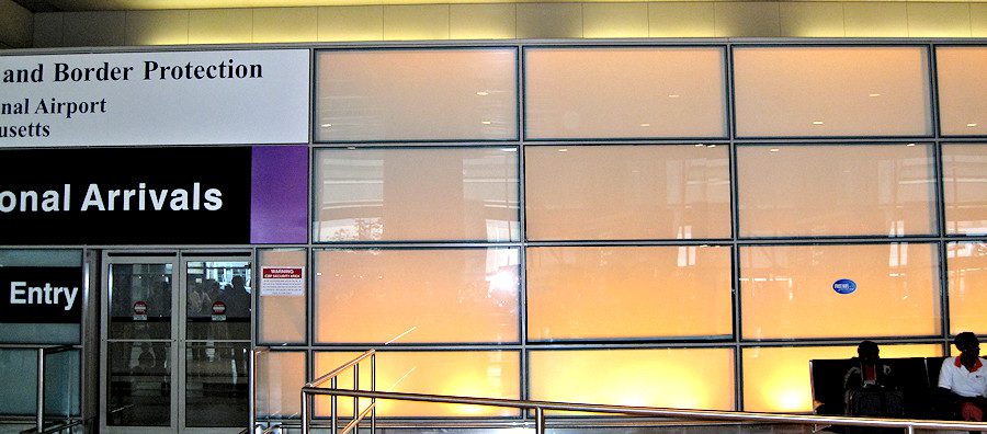 Většina moderních letišť a nemocnic na světě používá privátní fólie Z 200 pro soukromí míst, kam veřejnost vidět nesmí
