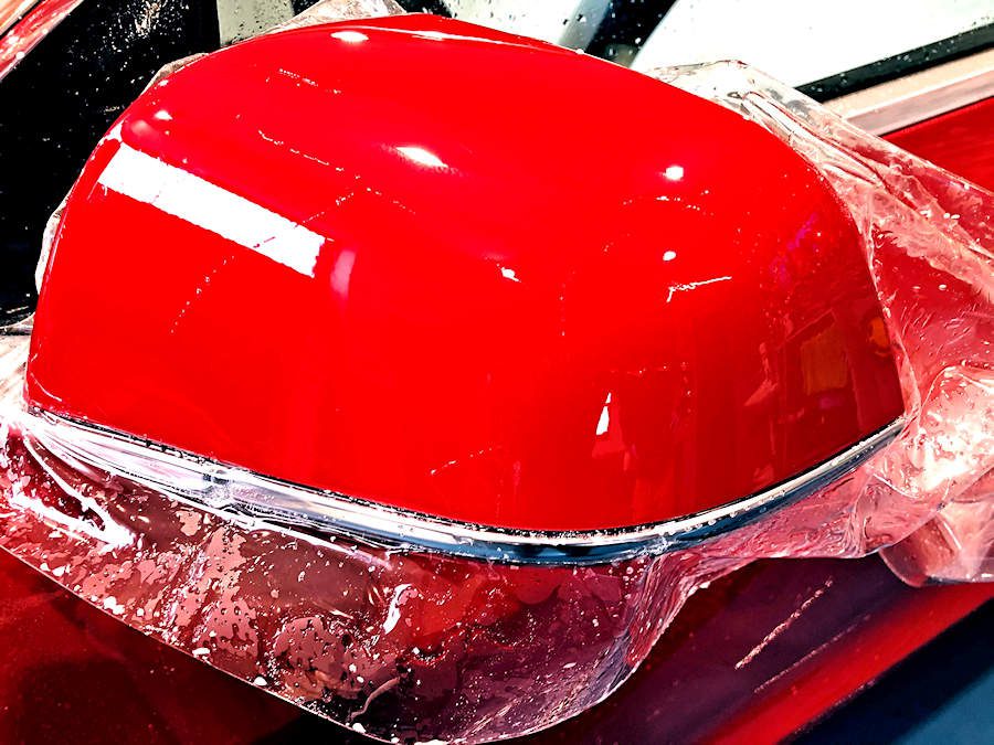 Ochranná fólie Infrasol Maximus se na červené zpětné zrcátko auta skvěle hodí a navíc zabrání všem možným oděrkům