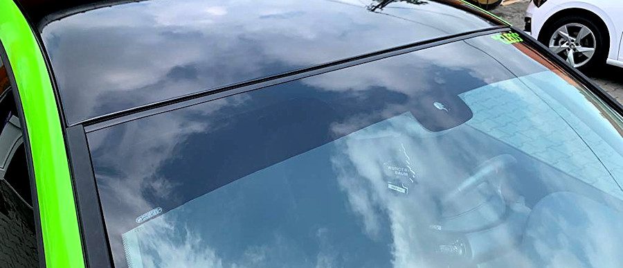 Správně nalepený zatemňovací pás Infrasol na čelní okno vozidla zabrání náhle indispozici řidičů od oslepení sluncem