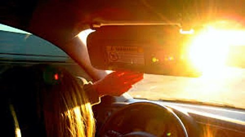 Málo řidičů reaguje dostatečně rychle na náhlé oslnění sluncem, které zavinilo nejednu tragickou nehodu i smrt chodců