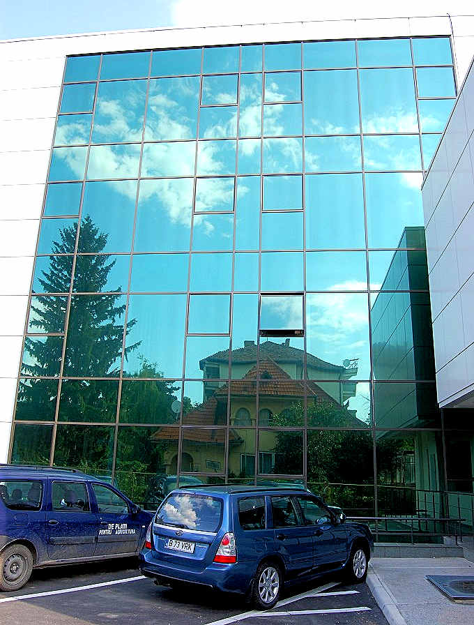 Na budově velké firmy v Rumunsku se skvěle hodí naše solární fólie M 15 GN, která dodá soukromí a 82 % snížení IR tepla