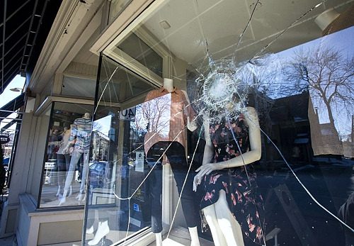 Bezpečnostní fólie Infrasol zamezila pokusu zloděje o vykradení obchodu rychlým rozbitím skla