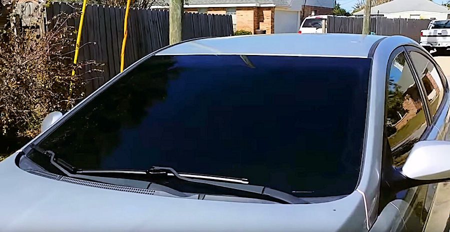 Zatemňovací pás na čelní okno auta který určitě nesplňuje podmínky STK