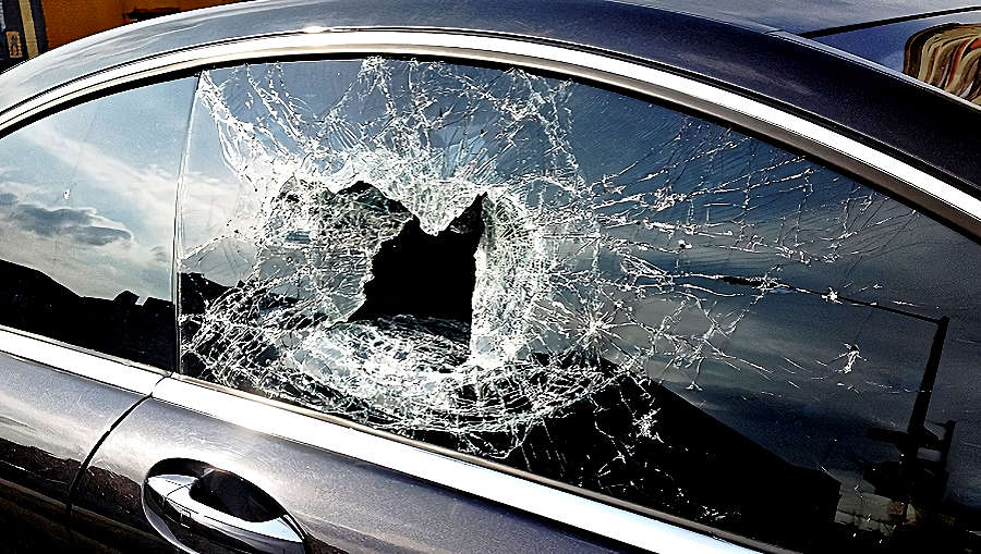 V momentě, kdy zloděj po několika opětovným pokusům boční sklo auta rozbije, průchod dovnitř vozu už tak snadný nebude